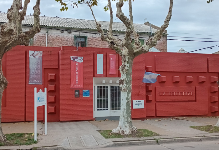 <br />
<b>Notice</b>:  Undefined offset: 0 in <b>/home/uv026317/public_html/in_ultimas-lateral.php</b> on line <b>23</b><br />
<br />
<b>Notice</b>:  Trying to access array offset on value of type null in <b>/home/uv026317/public_html/in_ultimas-lateral.php</b> on line <b>23</b><br />
